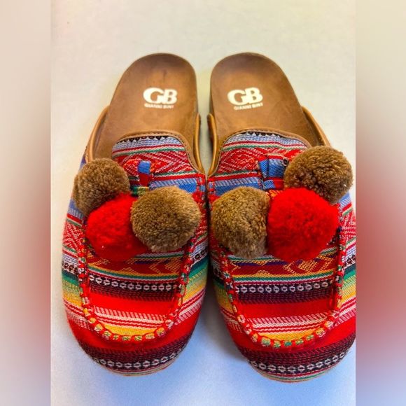 Gianni Bini Shoes - 🌵Super cute Gianni Bini POM POM slippers🌵